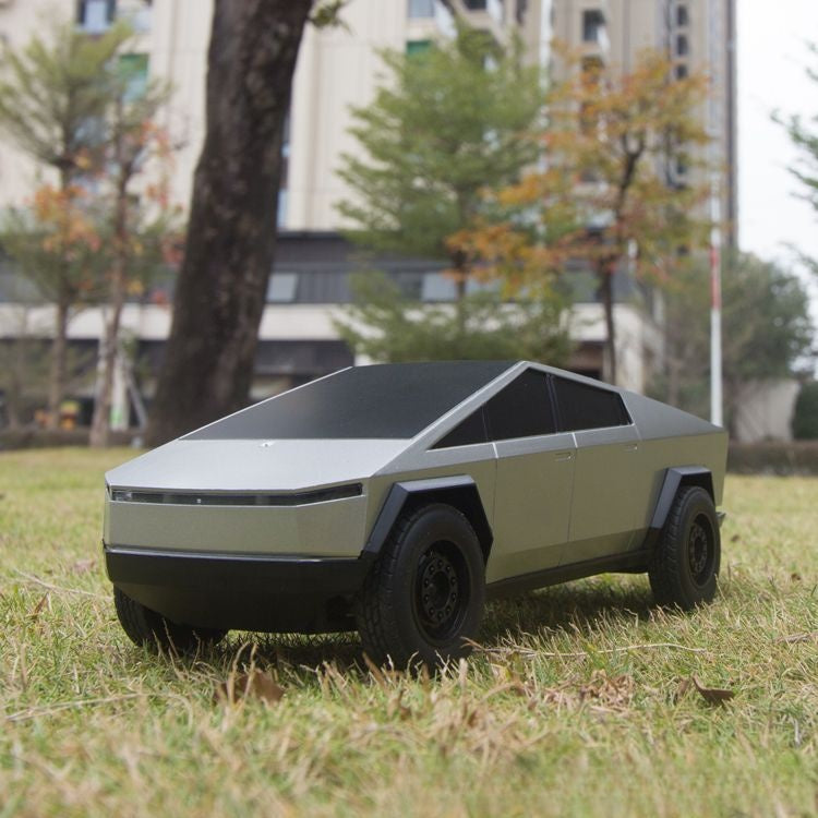 Silver_Cybertruck-style_RC_vehicle_displayed_with_its_box_packaging